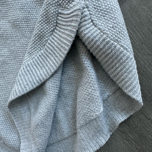 GAP Light Gray Women's Crew Neck Sweater - Picture 2 of 3